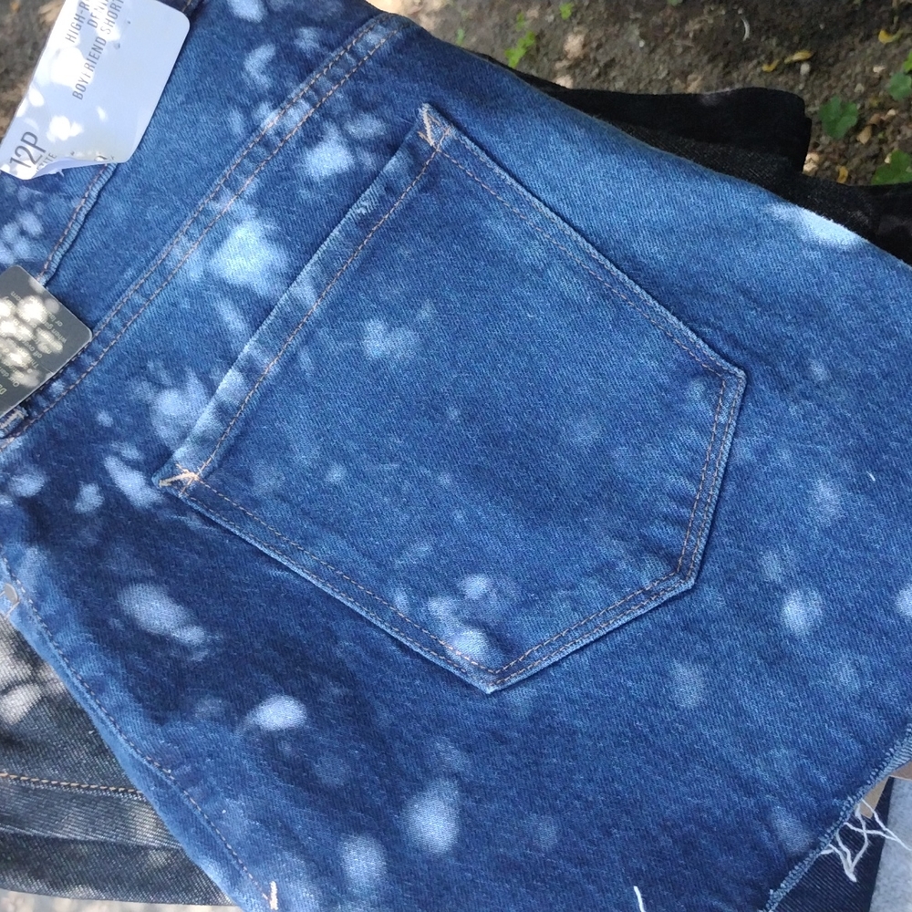 Shorts - Picture 3 of 5